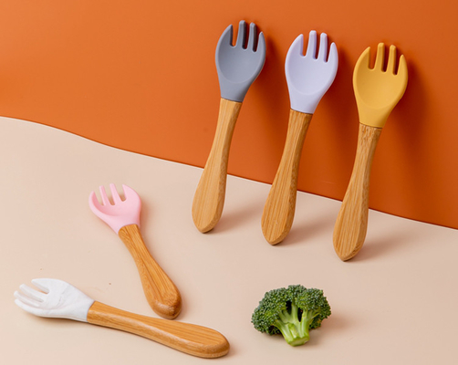Cucchiaio libero del silicone del bambino 5pcs del lattice messo con la maniglia di legno