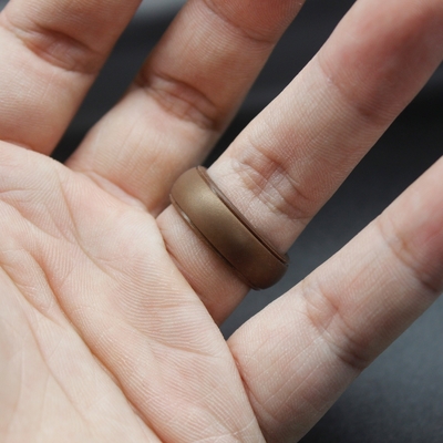 Il silicone di Ring Step Edge Wedding Band del silicone del best-seller di Amazon mette in mostra gli anelli per gli uomini